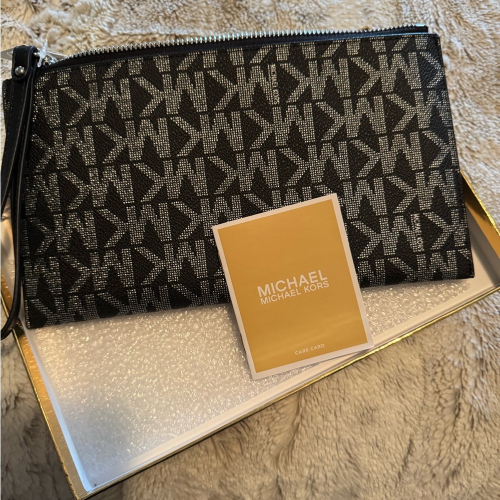 ❤️Michael Kors Monogram Black and Silver Clutch/Wristlet NWT